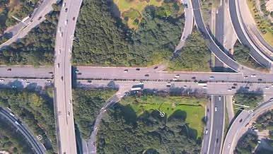 上帝视角垂直航拍城市的立交桥车流交通4k视频的预览图